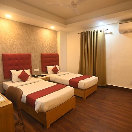 Hotel Prag Continental Ґувахаті Екстер'єр фото