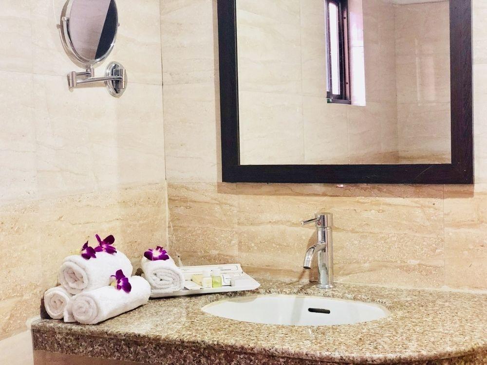 Hotel Prag Continental Ґувахаті Екстер'єр фото