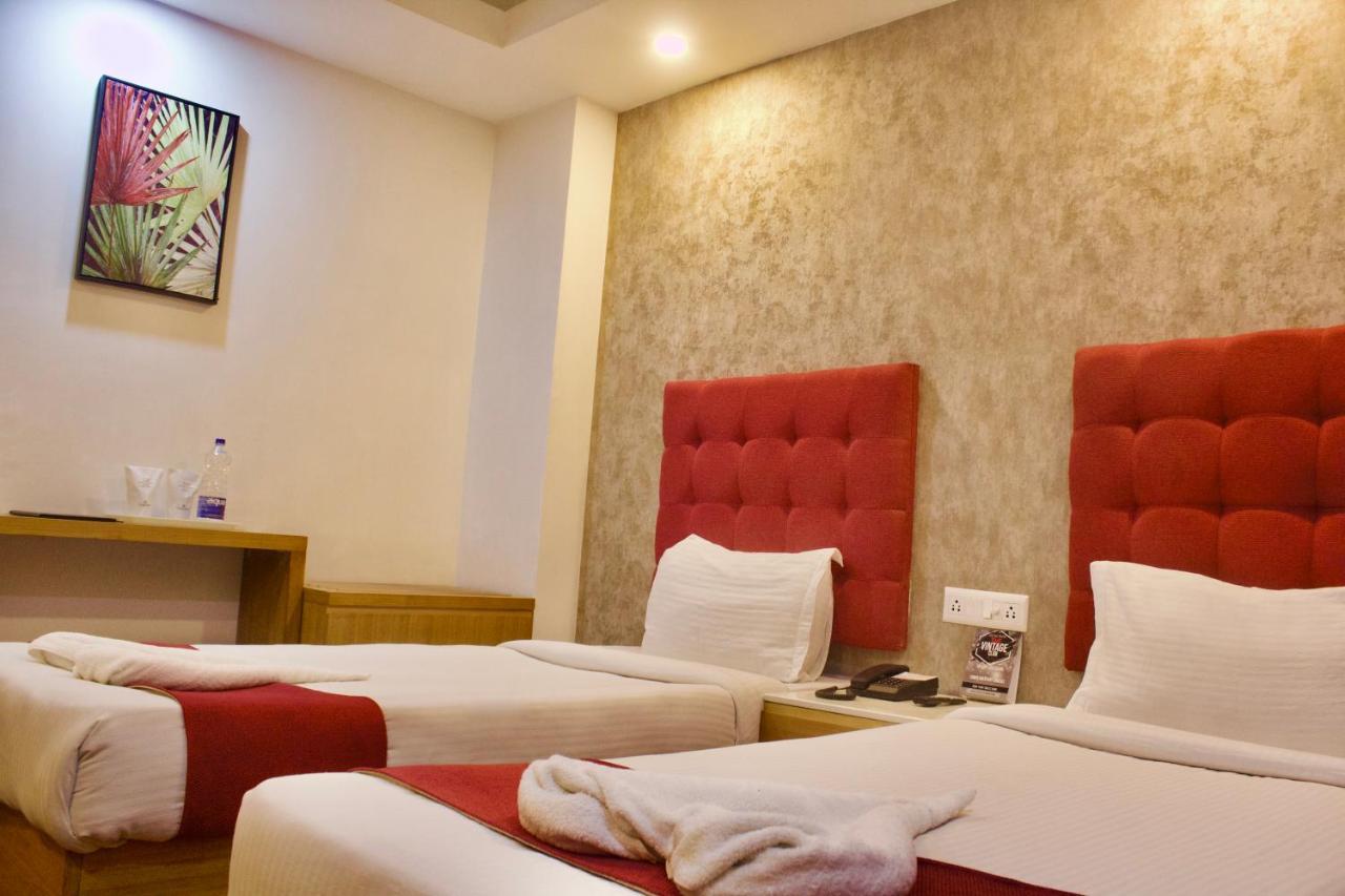 Hotel Prag Continental Ґувахаті Екстер'єр фото