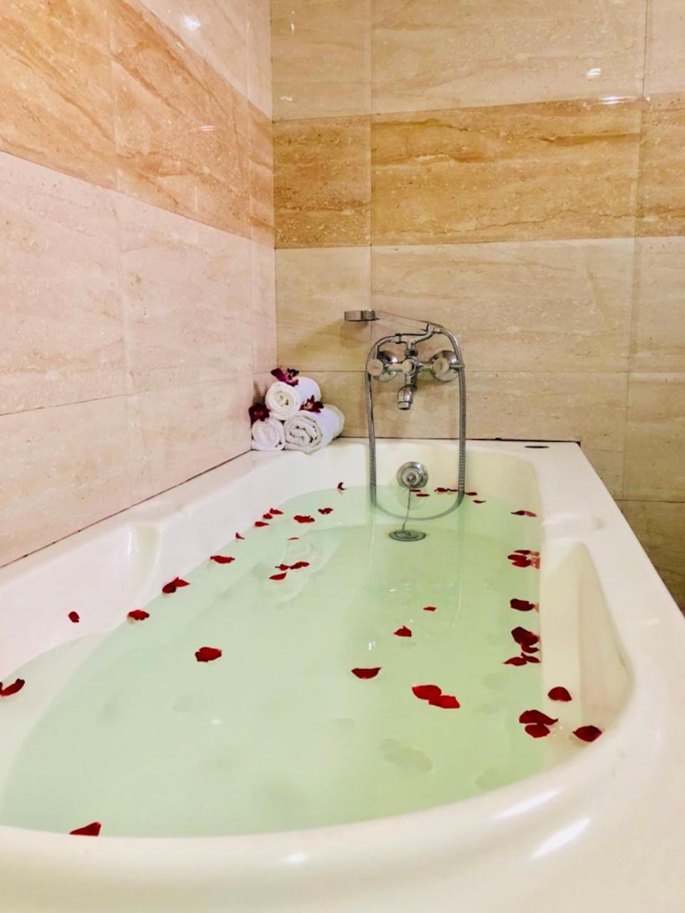 Hotel Prag Continental Ґувахаті Екстер'єр фото