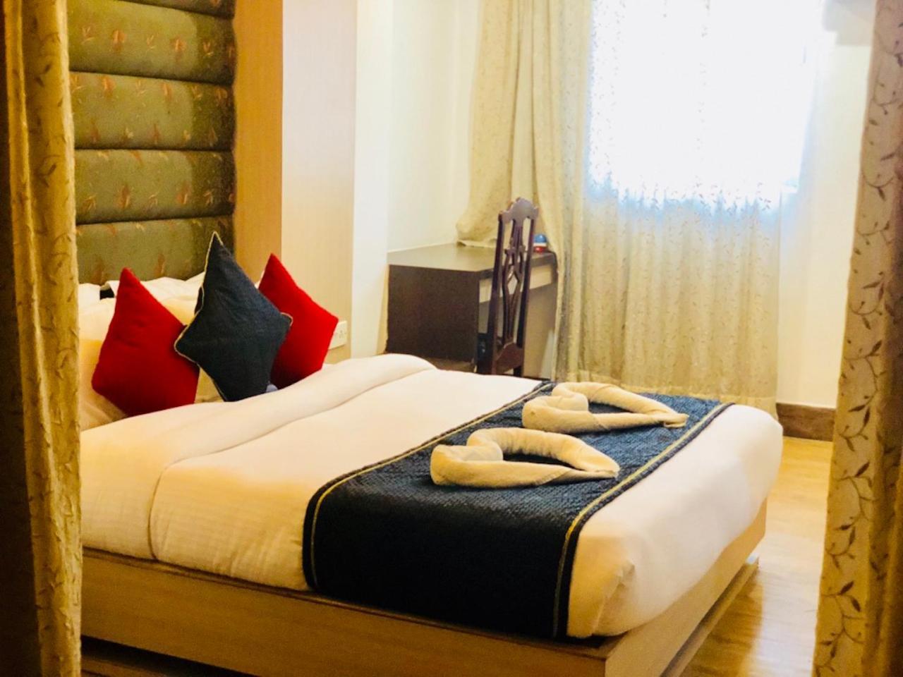 Hotel Prag Continental Ґувахаті Екстер'єр фото