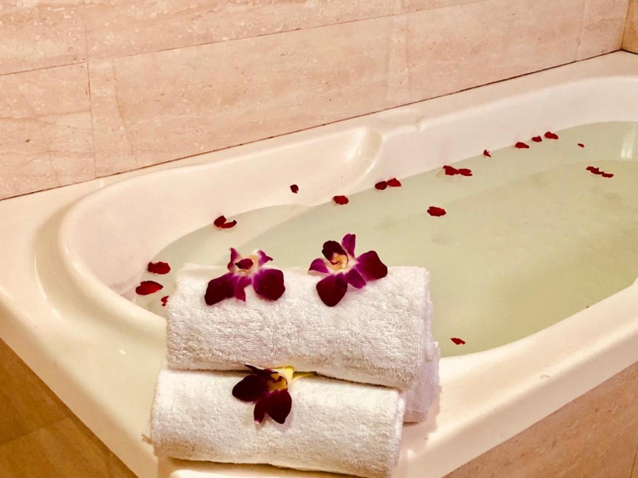 Hotel Prag Continental Ґувахаті Екстер'єр фото