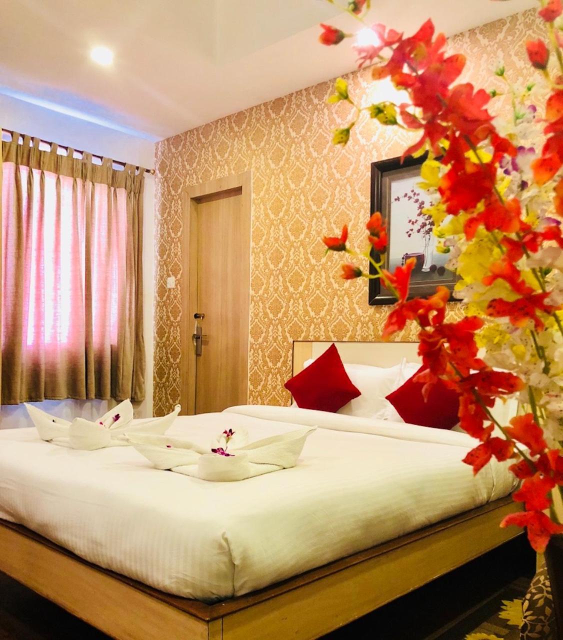 Hotel Prag Continental Ґувахаті Екстер'єр фото