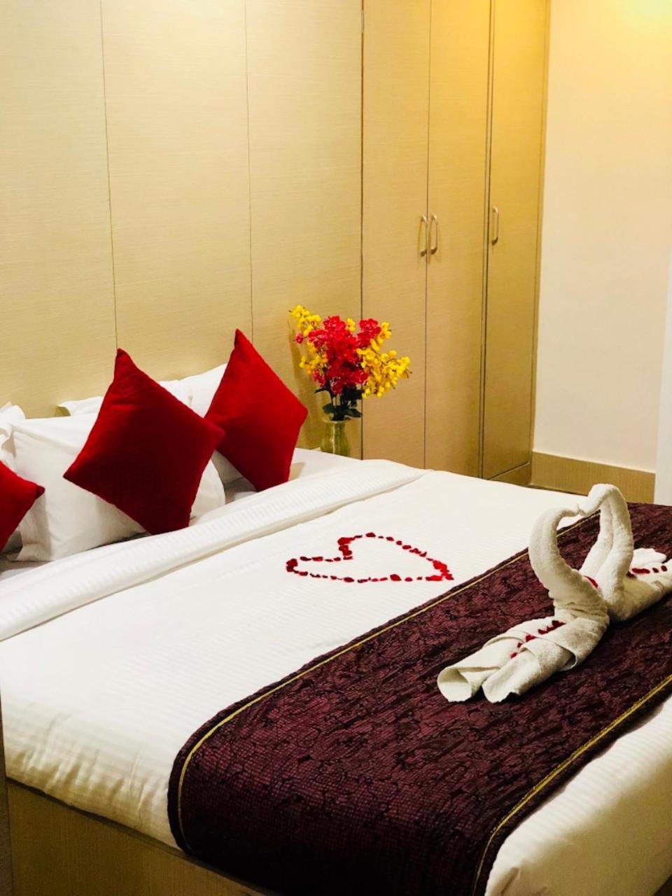 Hotel Prag Continental Ґувахаті Екстер'єр фото