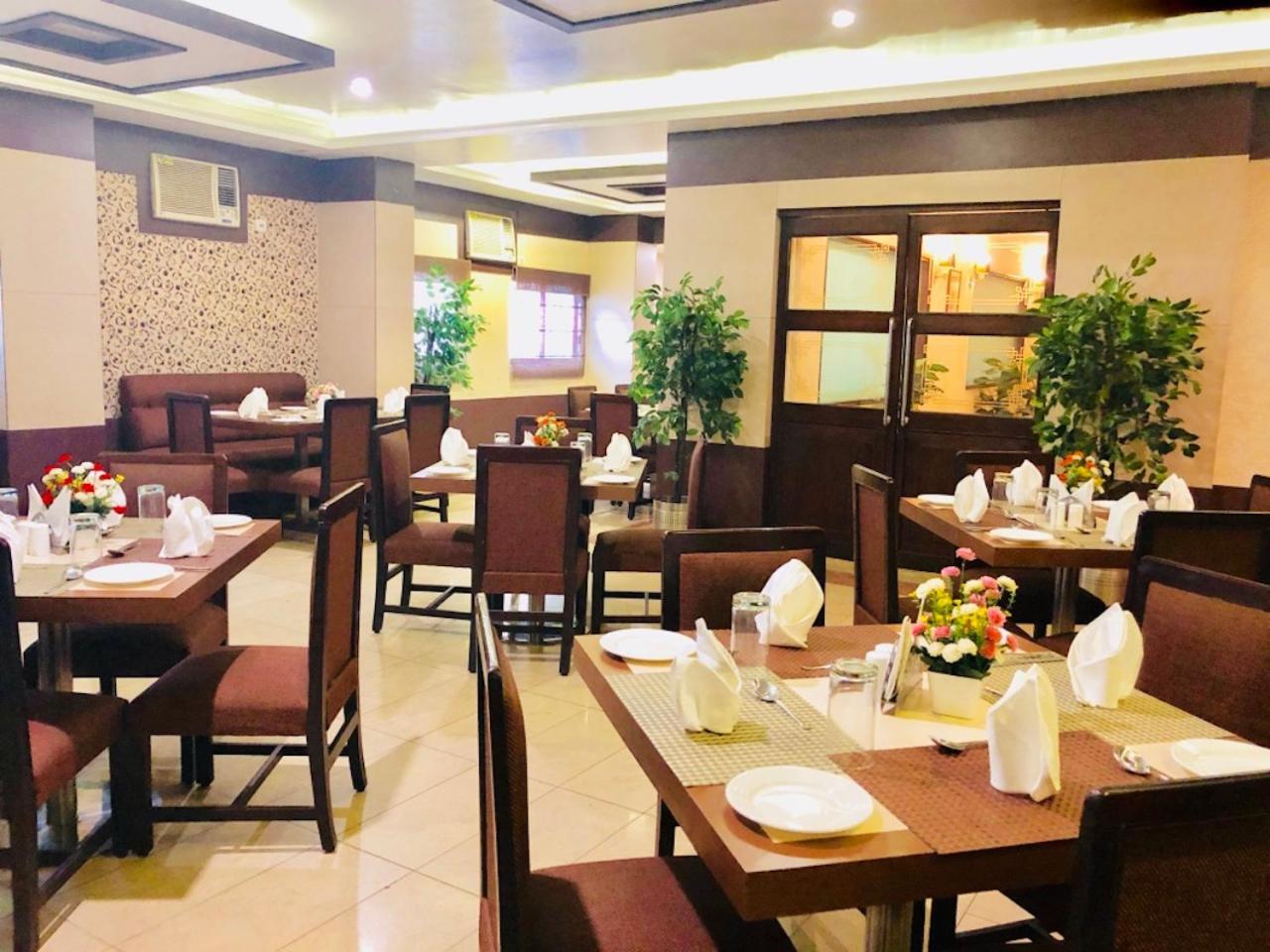Hotel Prag Continental Ґувахаті Екстер'єр фото