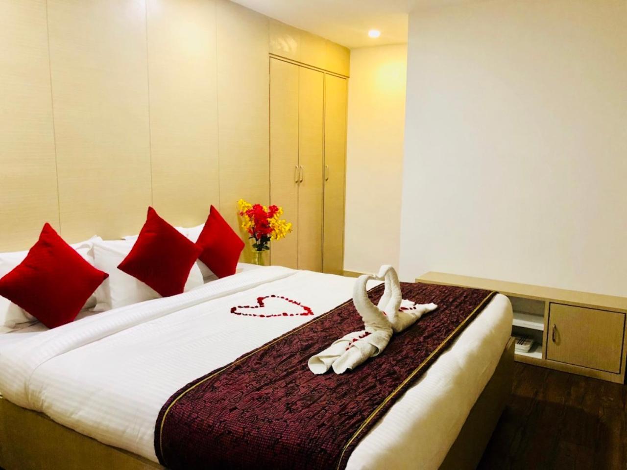 Hotel Prag Continental Ґувахаті Екстер'єр фото