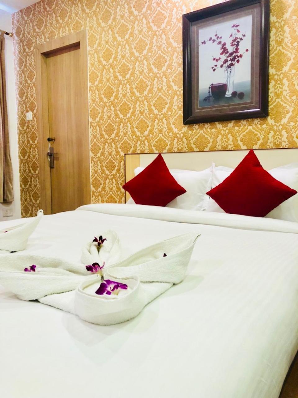 Hotel Prag Continental Ґувахаті Екстер'єр фото