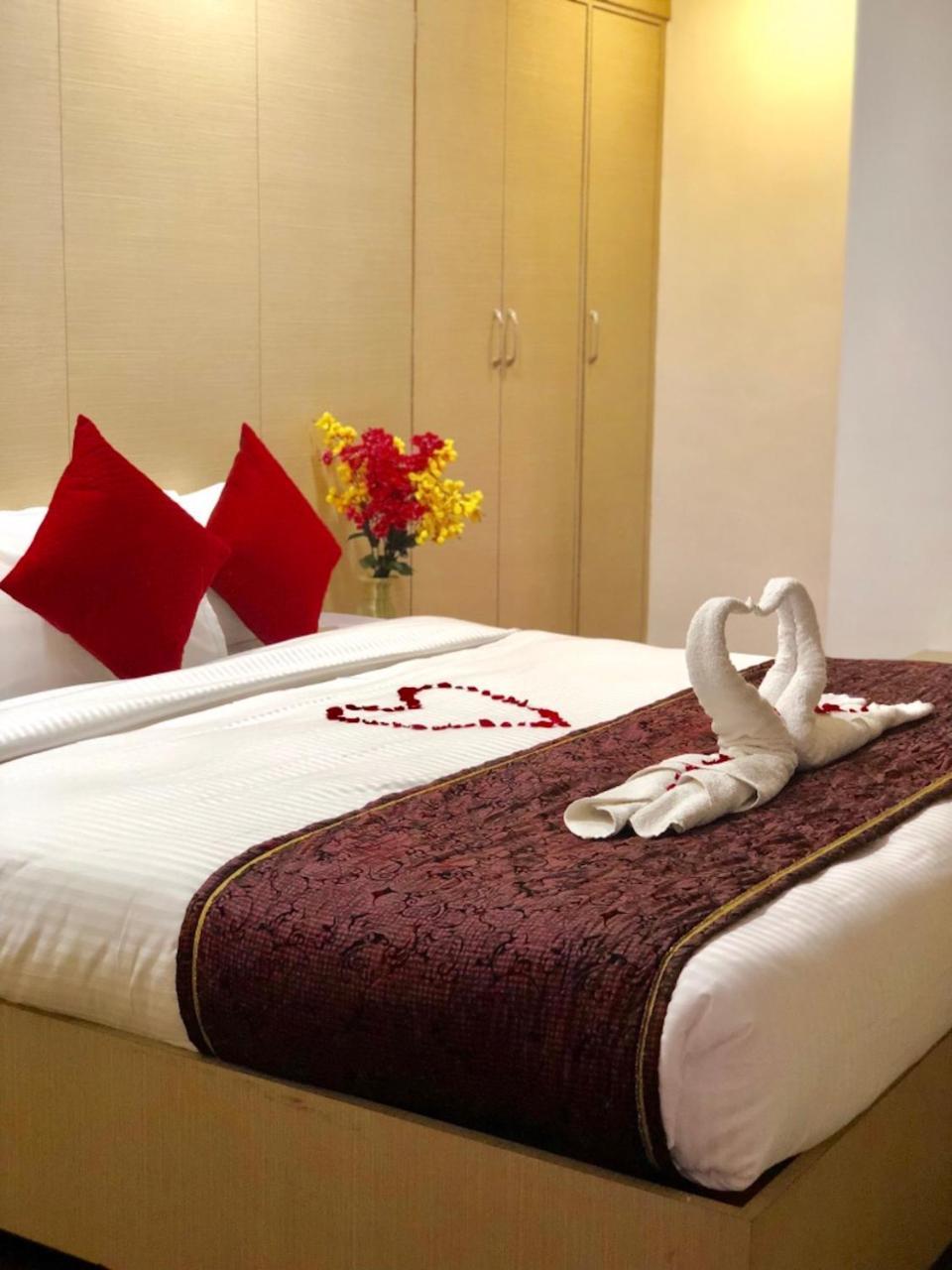Hotel Prag Continental Ґувахаті Екстер'єр фото