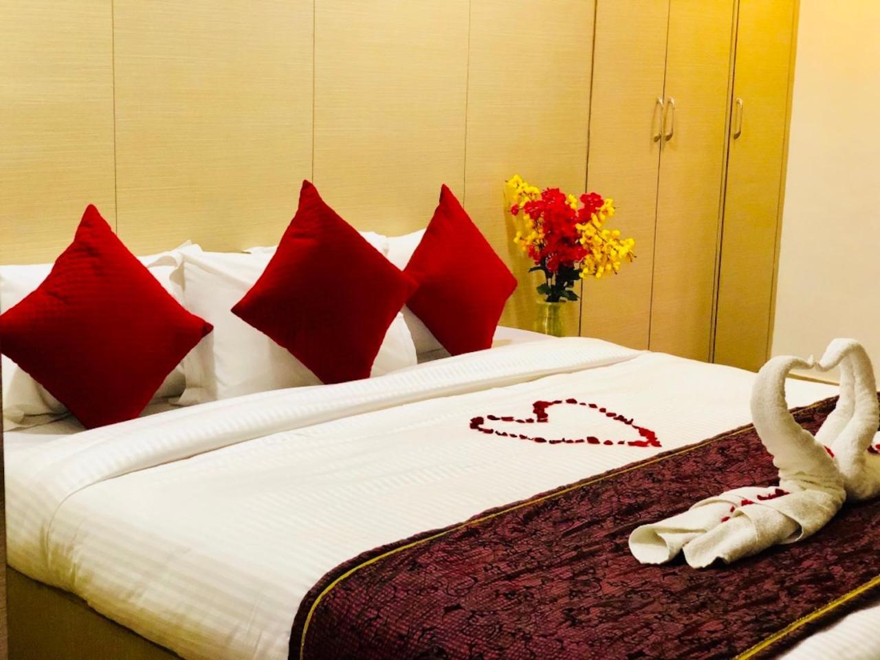Hotel Prag Continental Ґувахаті Екстер'єр фото